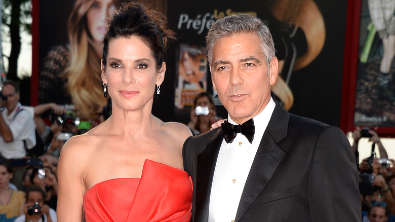 Sandra Bullock and George Clooney posing