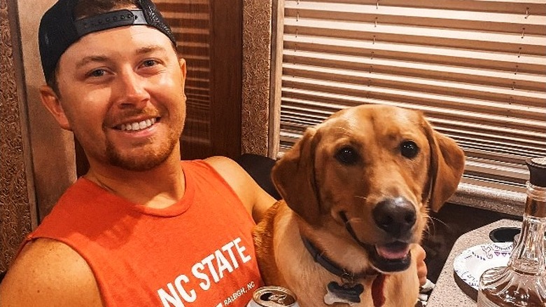 Scotty McCreery posing with his pet dog