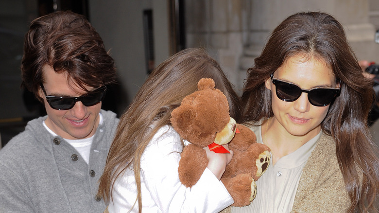 Tom Cruise, Suri Cruise, and Kate Holmes walking