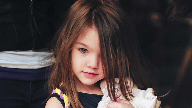 Suri Cruise holding a blanket