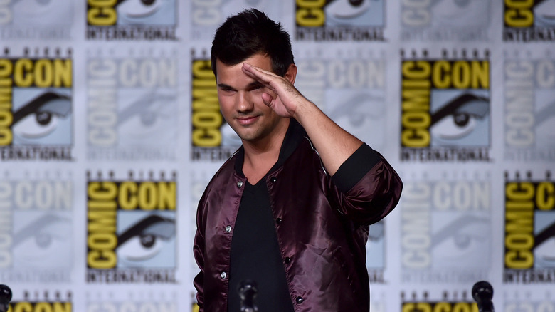 Taylor Lautner saluting fans Comic-Con