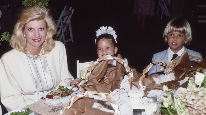 Ivana, Ivanka, Eric Trump eating