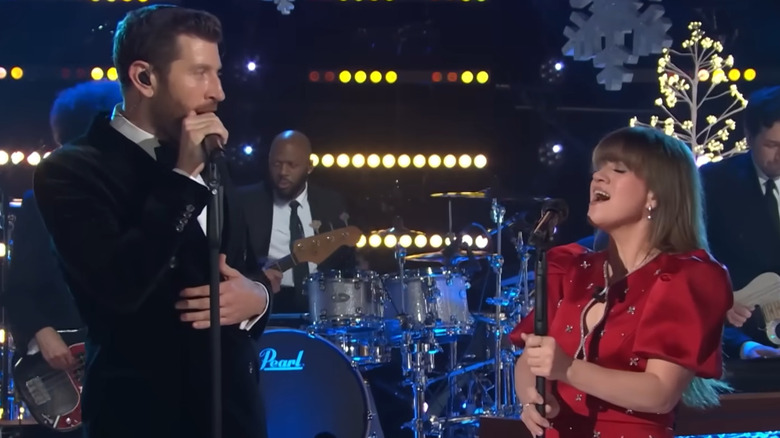 Brett Eldredge and Kelly Clarkson performing