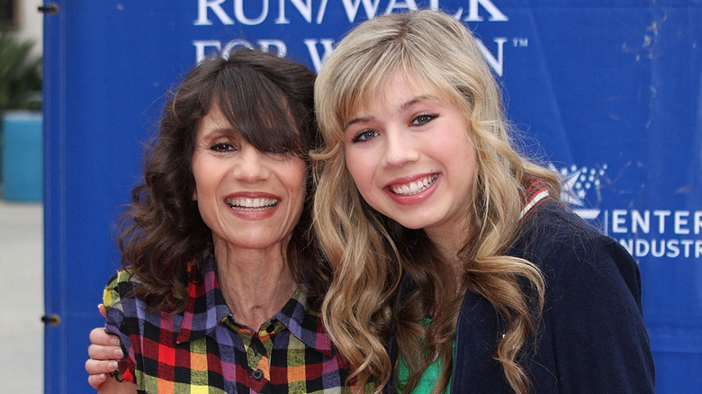 Jennette McCurdy with her mom, both smiling