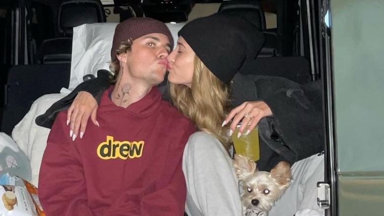 Justin Bieber and Hailey Baldwin kissing 