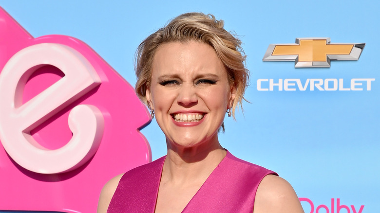 Kate McKinnon posing at the Barbie premiere 