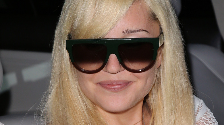 Amanda Bynes wearing shades