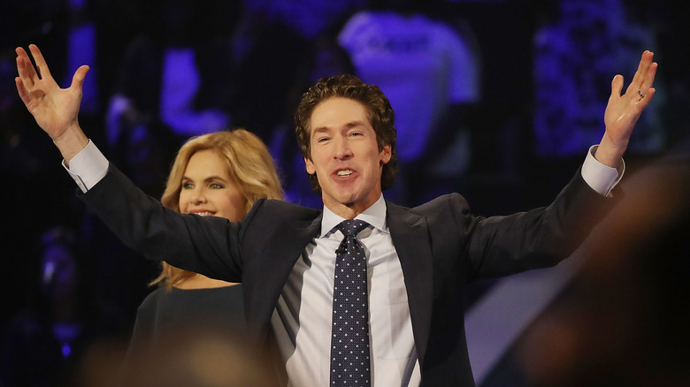 joel osteen arms up on stage