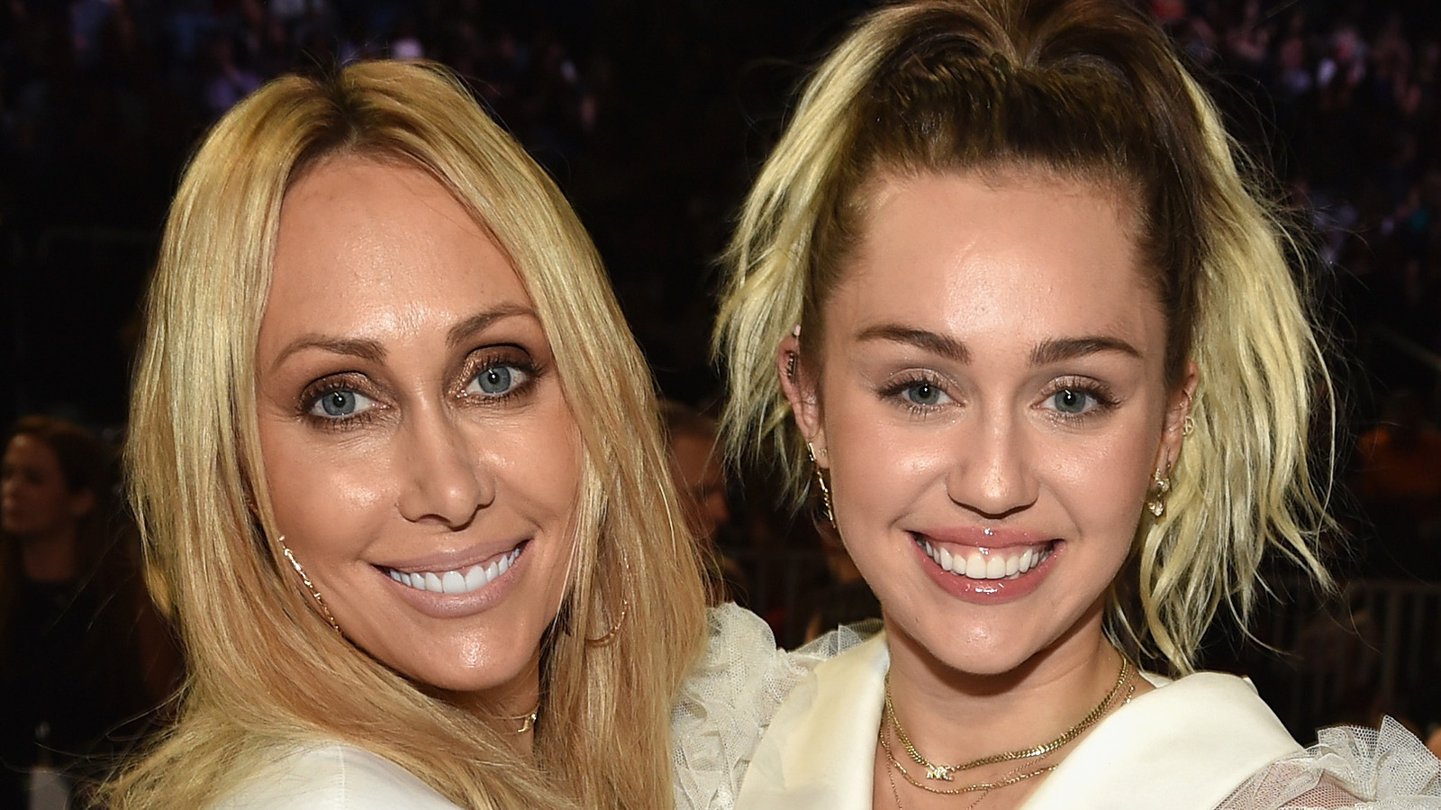 Is Miley Cyrus Close With Her Mom Tish 2522