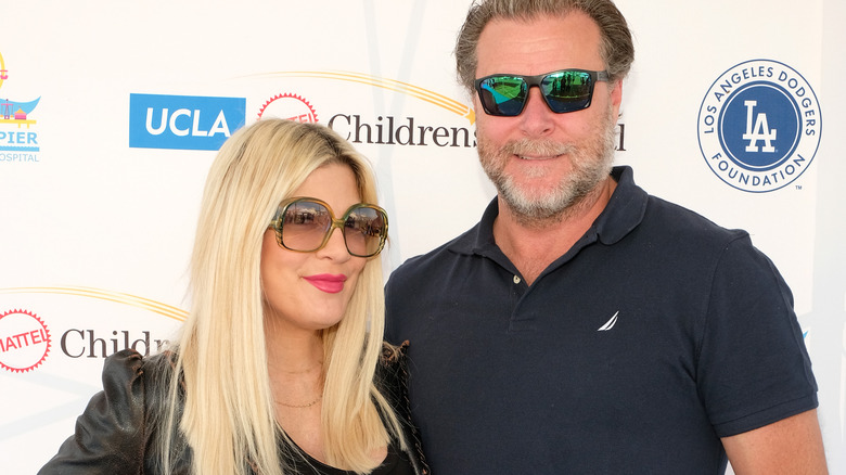 Tori Spelling, Dean McDermott, posing