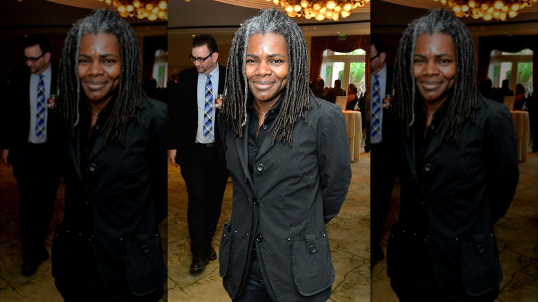 Tracy Chapman posing