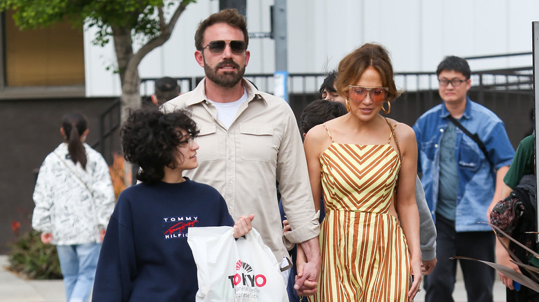 Emme Muñiz, Ben Affleck, Jennifer Lopez walking