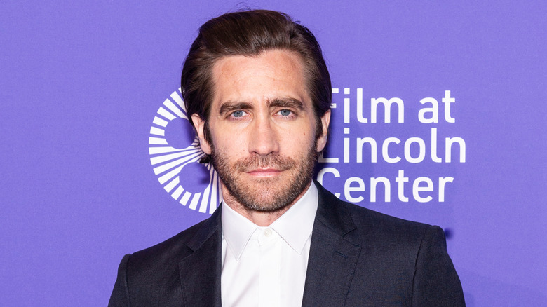 Jake Gyllenhaal poses on the red carpet 