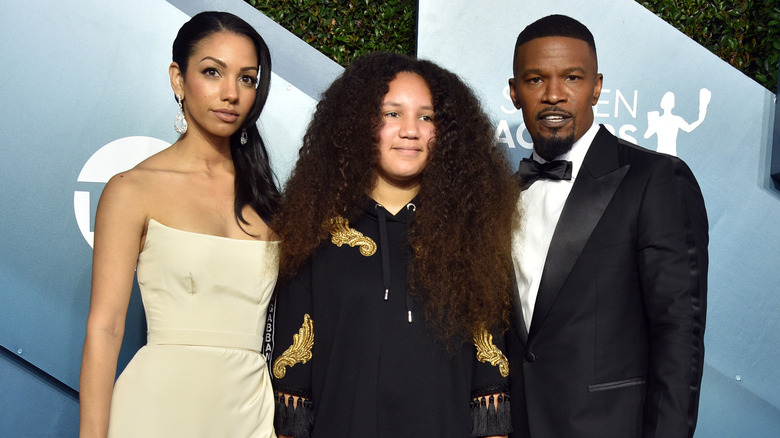 Jamie Foxx posing with daughters