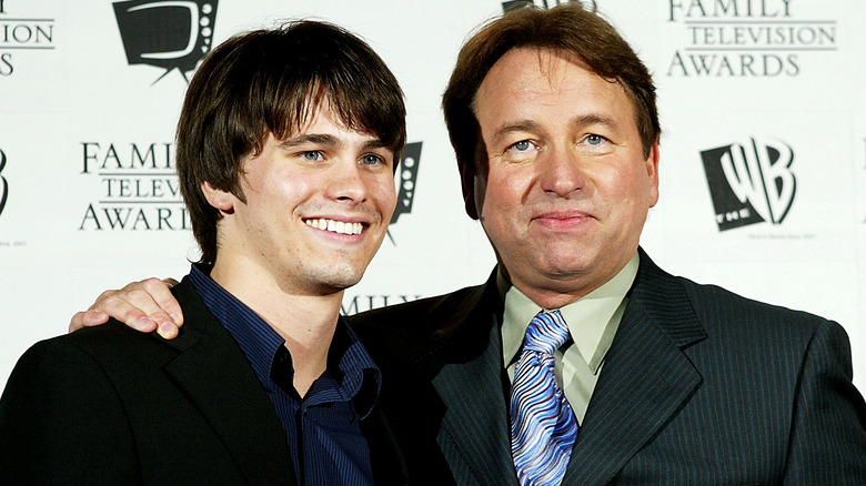 Young Jason Ritter posing with his dad, John Ritter