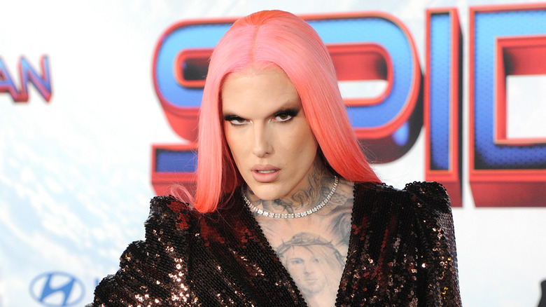 Jeffree Star posing