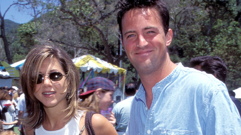 Jennifer Aniston and Matthew Perry posing