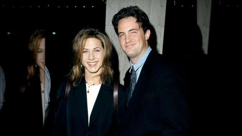 Jennifer Aniston and Matthew Perry posing