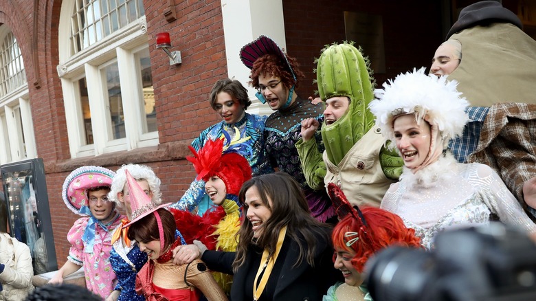 Jennifer Garner with the Hasty Pudding Theatricals troupe in February 2022. 