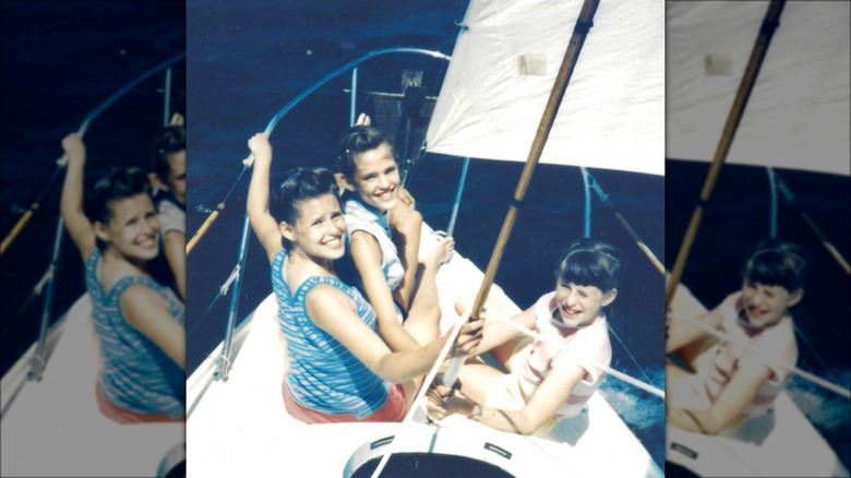 Jennifer Garner smiling with her two sisters on a boat