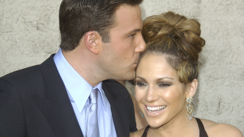 Ben Affleck kisses Jennifer Lopez