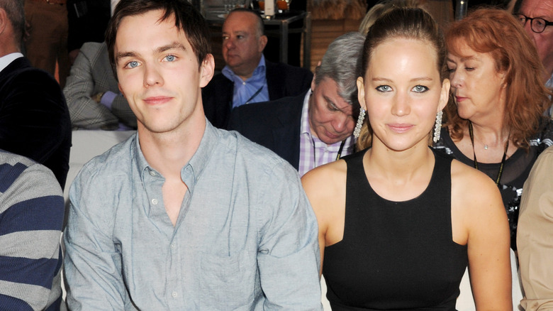 Nicholas Hoult and Jennifer Lawrence smling