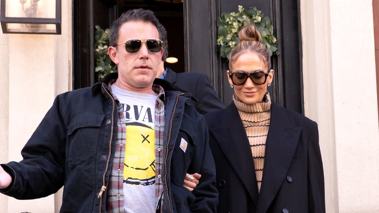 Ben Affleck Jennifer Lopez holding arms