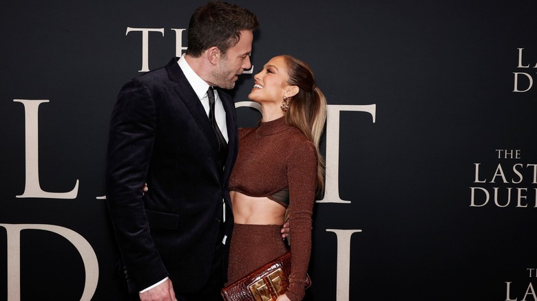 Ben Affleck, Jennifer Lopez kissing