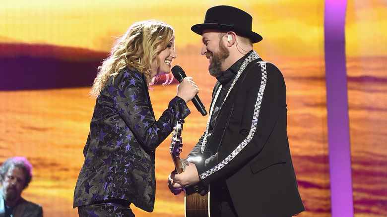 Jennifer Nettles and Kristian Bush performing