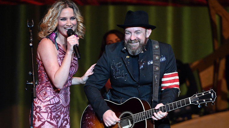 Jennifer Nettles and Kristian Bush performing