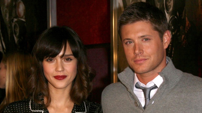 Jessica Alba, Jensen Ackles posing