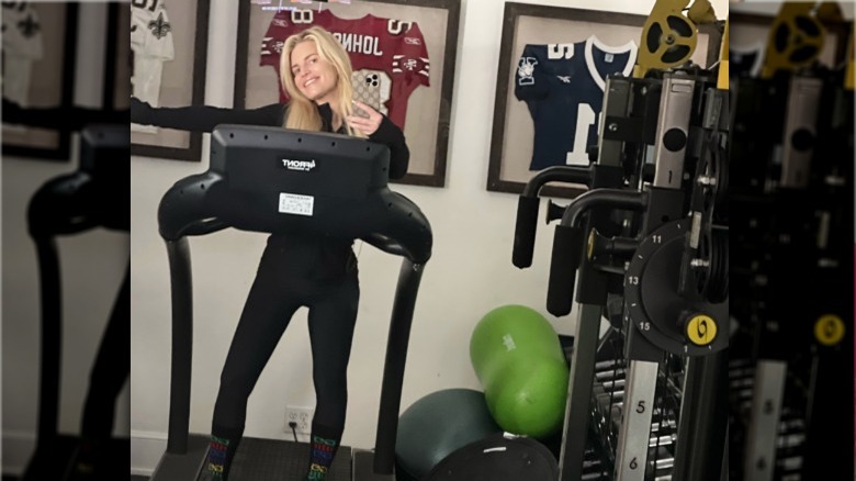 Jessica Simpson treadmill selfie