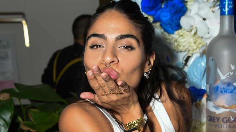 Jessie Reyez blows a kiss