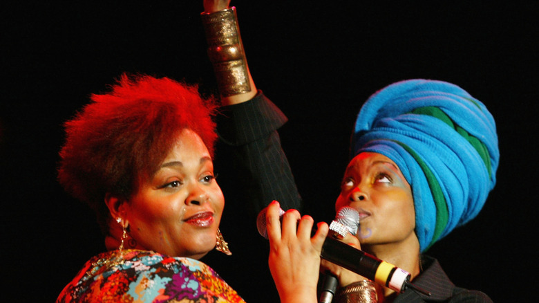 Jill Scott performing with Erykah Badu