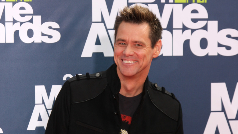 Jim Carrey arriving at the the 2011 MTV Movie Awards