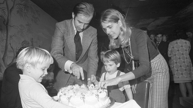 Joe and Neilia Biden cut cake with their kids