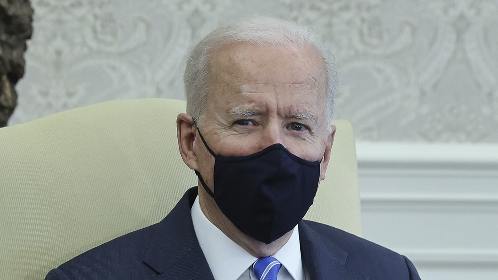 Joe Biden wearing a face mask