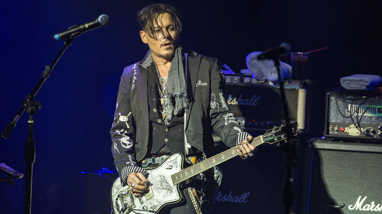 Johnny Depp plays in band 2018