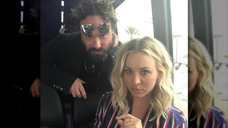 Johnny Galecki and Kaley Cuoco posing