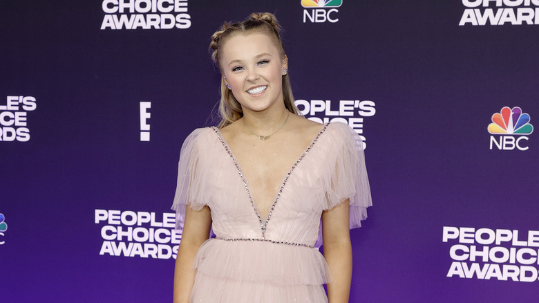 JoJo Siwa posing at the People's Choice Awards