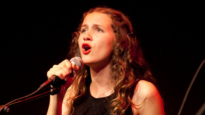 Maude Apatow singing on stage