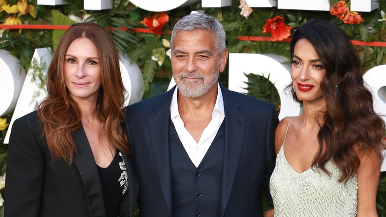 Julia Roberts, George Clooney and Amal Clooney posing