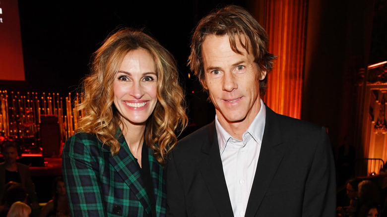 Julia Roberts and Danny Moder posing