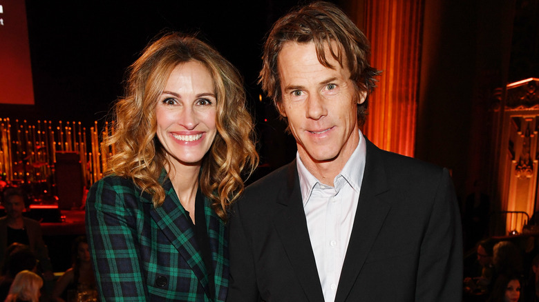 Julia Roberts and Danny Moder posing