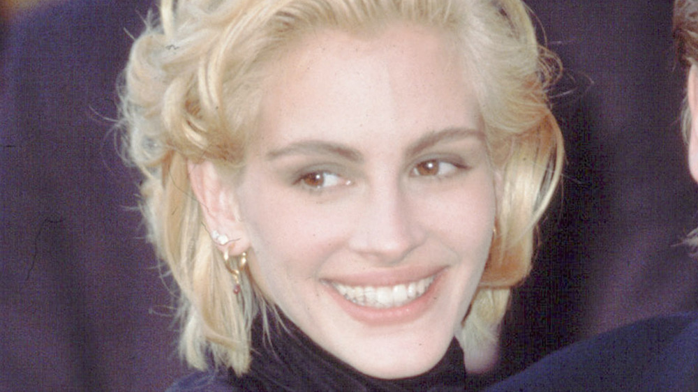 Julia Roberts posing on the red carpet with short, blonde hair