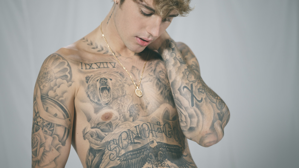 Justin Bieber shows tattoos