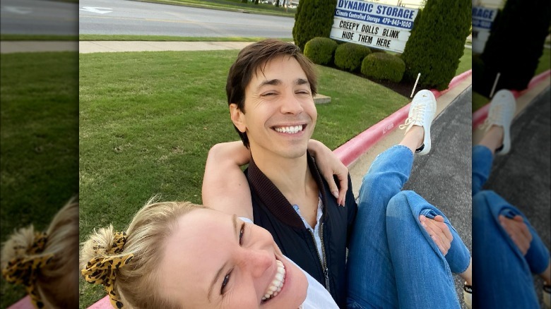 Justin Long carrying Kate Bosworth as they smile big