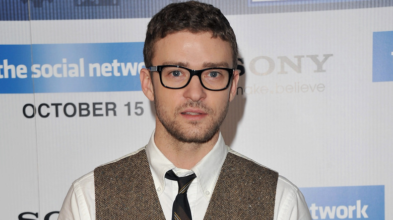 Justin Timberlake posing at "The Social Network" premiere