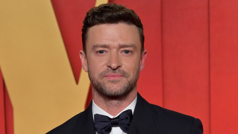 Justin Timberlake wearing a tuxedo at the Vanity Fair Oscars after-party