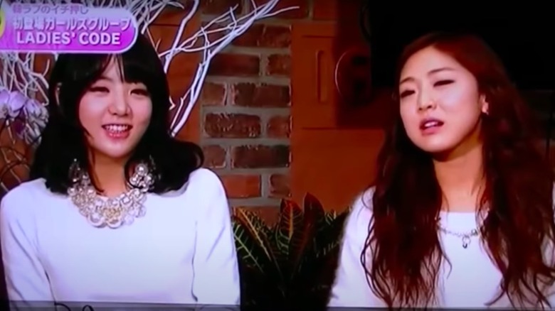 Kwon Ri-sae and Go Eun-bi speaking in an interview